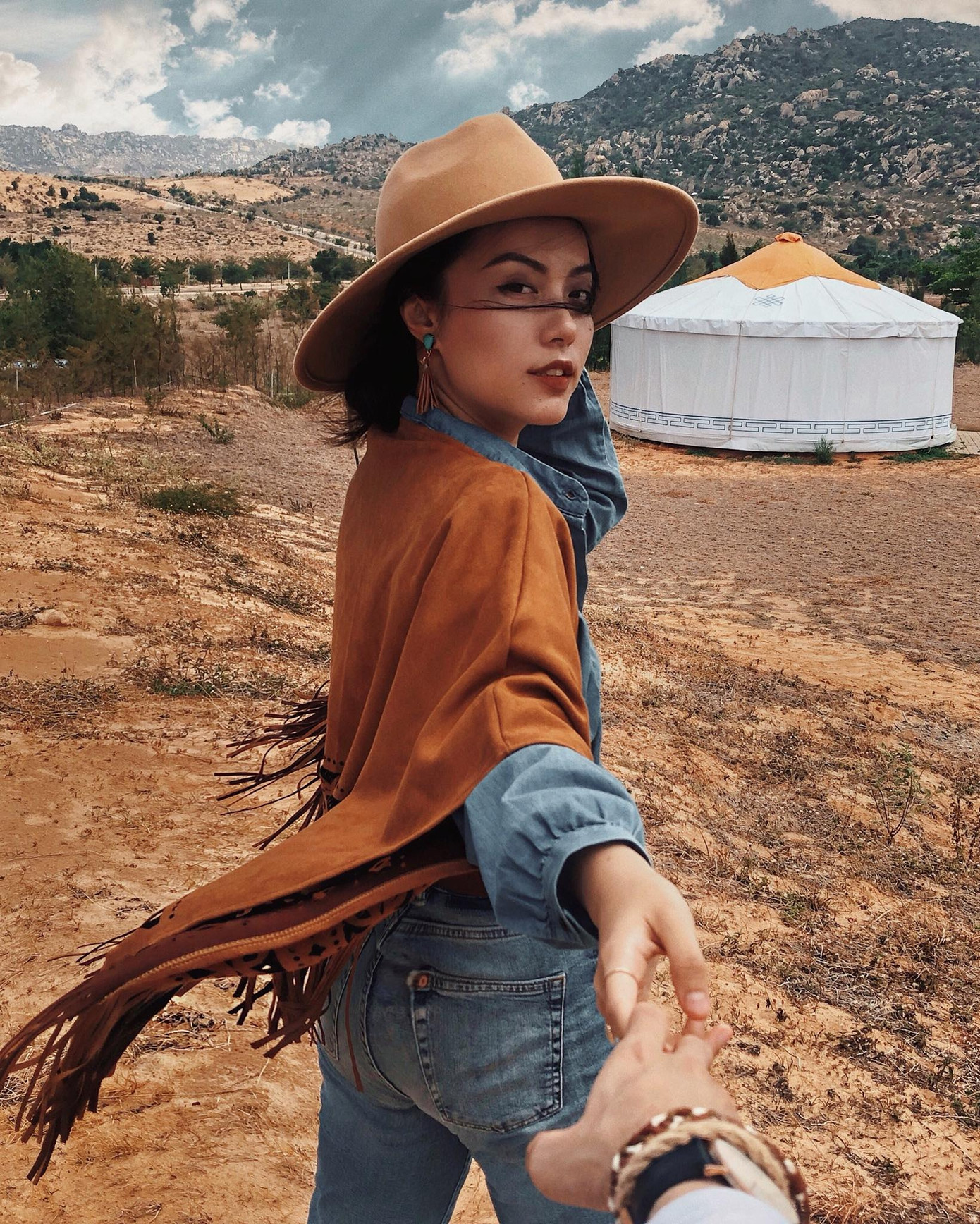 Làng Mông Cổ nằm trong khu du lịch Tanyoli hiện lên đầy bí ẩn và tuyệt đẹp, không khác gì những vùng đất sa mạc xa xôi.