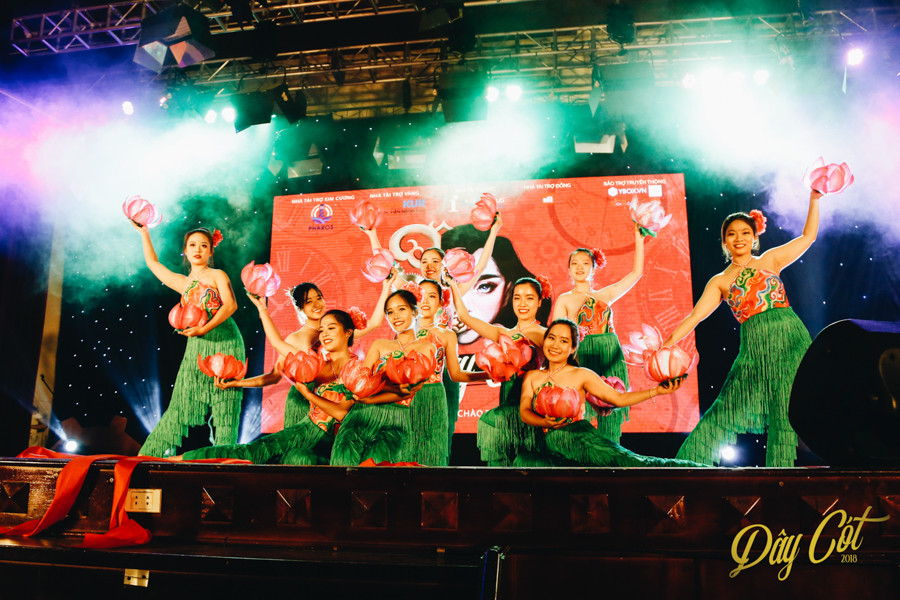 Tiết mục múa Gấm mở màn đêm gala nhạc kịch.