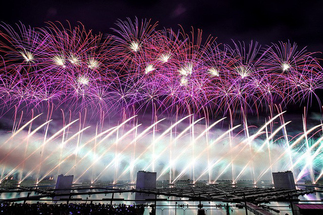 Pháo hoa tỏa sáng trong lễ hội âm nhạc ở Moscow.