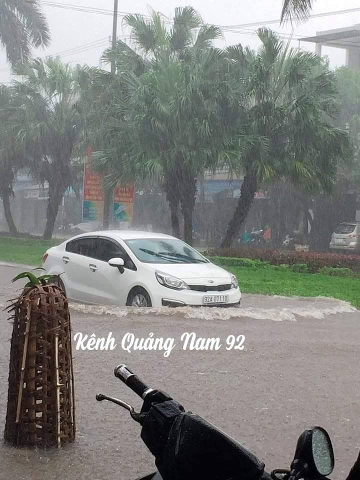 Thành phố Tam Kỳ mưa trắng trời. (Ảnh: Kênh Quảng Nam 92) Thành phố Tam Kỳ mưa trắng trời. (Ảnh: Kênh Quảng Nam 92)