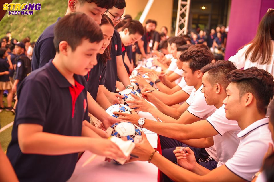 Các bạn học sinh còn có cơ hội tiếp xúc gần hơn với các cầu thủ qua phần ký tặng.