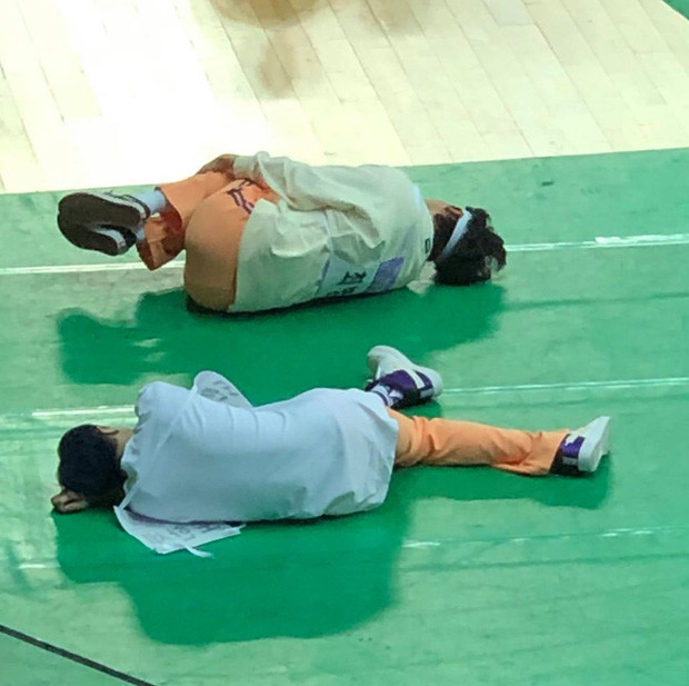 Idol lúc nào cũng thiếu ngủ trầm trọng, thôi thì tranh thủ làm một giấc cũng chẳng ai để ý đâu mà.