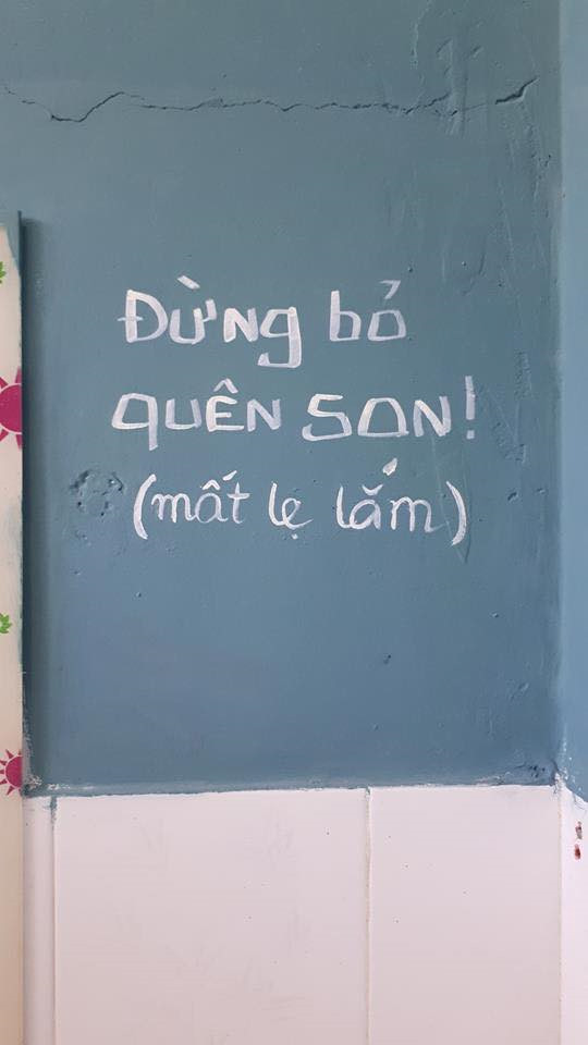 Phải chăng chủ quán thường bị như vậy nên phải nhắc khách nhà mình đừng quên son. Phải chăng chủ quán thường bị như vậy nên phải nhắc khách nhà mình đừng quên son.