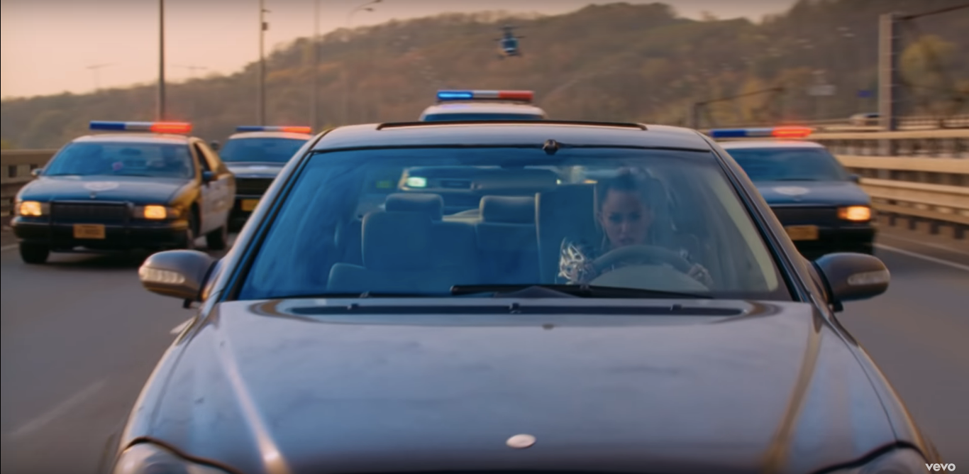 Miley thẳng thừng phản kích truyền thông về việc săn đón đời sống của một ngôi sao hơn là các vấn đề xã hội đáng được lên tiếng.