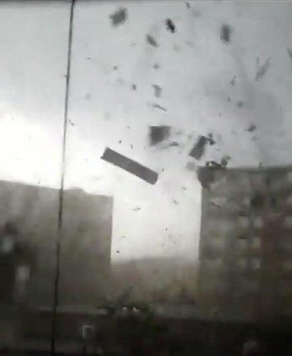 Các mảnh vỡ bay tung tóe khi cơn lốc mạnh tràn qua khu vực Mont-Bleu ở tỉnh Quebec, Canada mới đây.