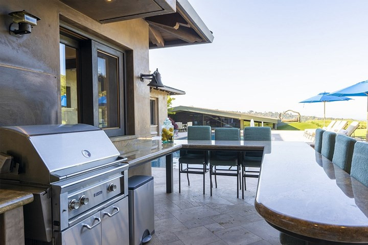 Có rất nhiều tiện nghi giải trí ở sân sau để gia đình và bạn bè cùng tụ tập.