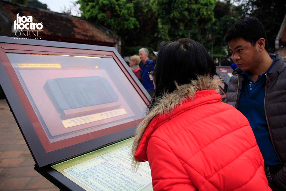 Triển lãm thu hút sự quan tâm của đông đảo khách tham quan.