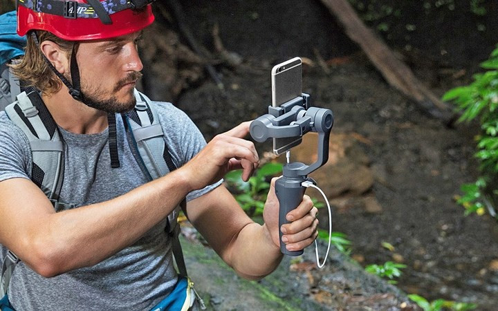 DJI Osmo Mobile 2 được chế tạo từ nhựa tổng hợp có độ bền cao, với pin tích hợp có thể làm việc liên tục đến 15h.