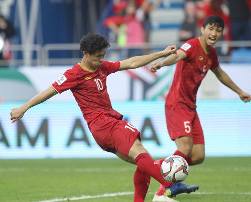 Khoảnh khắc Công Phượng ra chân ghi bàn gỡ hòa 1-1 cho Việt Nam ở trận thắng Jordan. Ảnh: NGỌC LINH