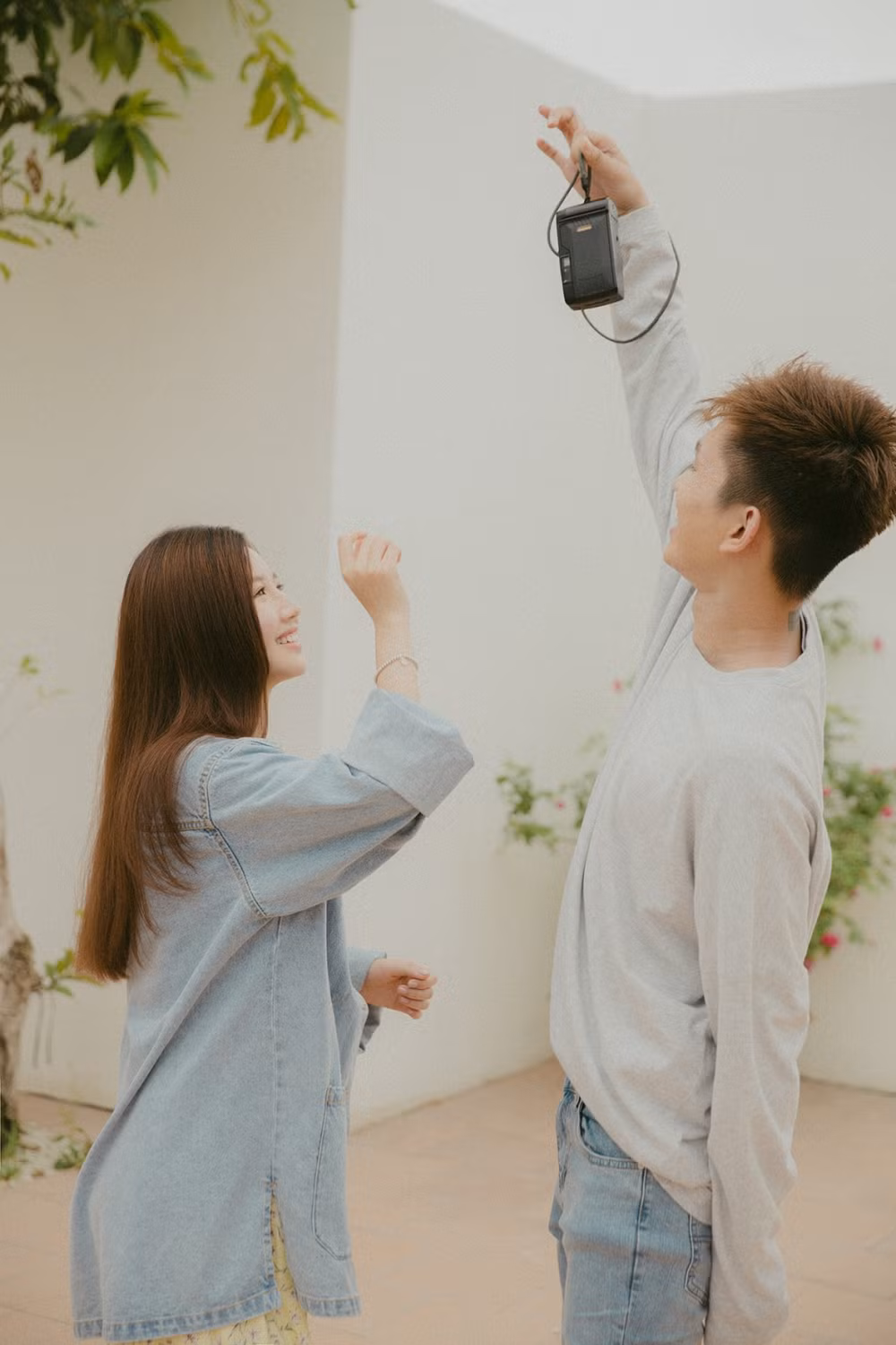 Lưu ý nhé: đây chỉ là ảnh hậu trường mà hai người còn 