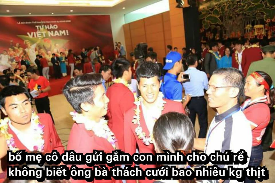 Đám cưới tổ chức vào ngày Quốc khánh nên vui đại hỷ vẫn không quên poster "tự hào Việt Nam".