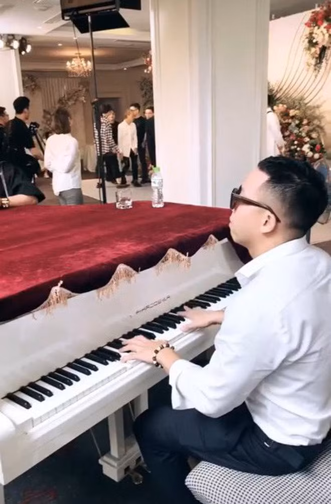 Tuy nhiên cả hai gây chú ý khi không chụp hình chung.