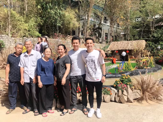 Hồng Duy "Pinky" cùng gia đình du xuân ở Bà Rịa - Vũng Tàu.