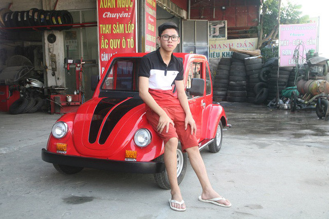 Nam sinh Ngô Việt Cường bên chiếc ô tô chạy bằng năng lượng mặt trời do em lắp ráp.