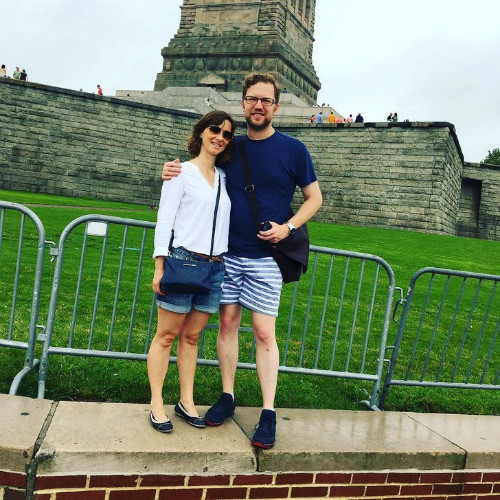 Đây vốn là một bức ảnh chụp cùng tượng Nữ thần Tự do. Họ thậm chí còn leo lên bờ tường để có được một bức ảnh đẹp!