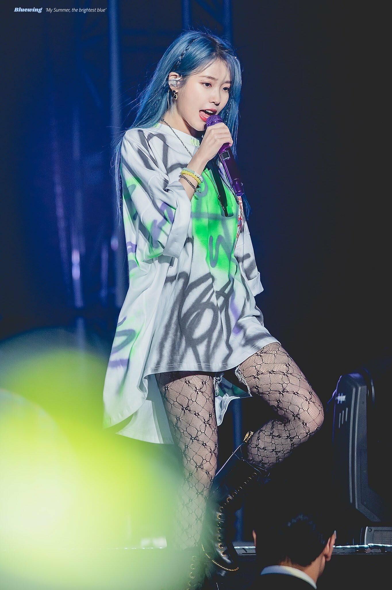 Cách mix quen thuộc của cô là áo thun oversized đi kèm quần shorts, tất lưới cùng boots cổ cao. 