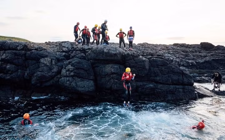 Nhiều du khách ưa mạo hiểm chia sẻ rằng, các vách đá bên bờ Đại Tây Dương của Ireland là địa điểm tuyệt vời nhất tại khu vực rìa Đông Âu./.