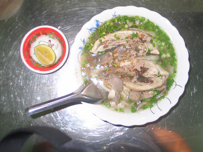 Một tô miến gà tại quán bà Loan. Ảnh: QUANG VIÊN.