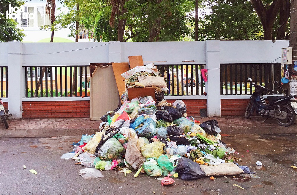 Bãi rác lớn ngay sát trường mầm non trên đường Nguyễn Quý Đức, Thanh xuân, Hà Nội.