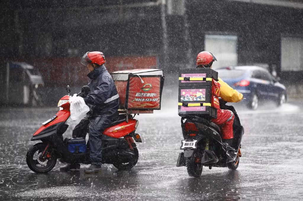 Nhiều shipper chấp nhận giao hàng trong thời tiết xấu để có nhiều điểm thưởng. Ảnh: Getty Image.