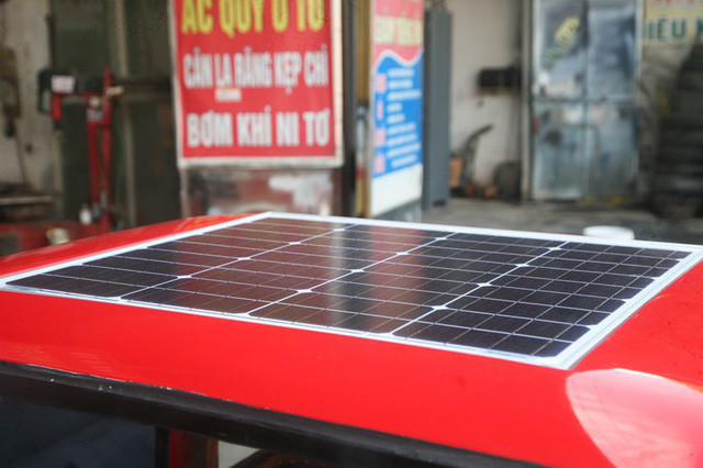 Xe sử dụng động cơ điện, sạc bằng pin năng lượng mặt trời.