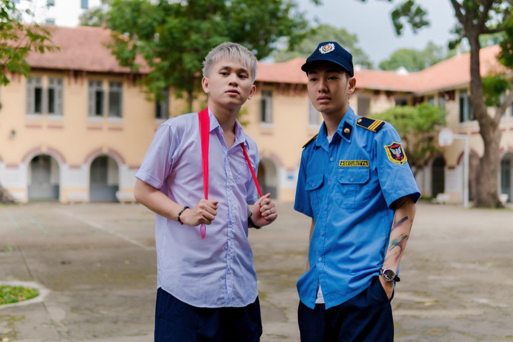 Masew (phải) xuất hiện bất ngờ trong MV khiến khán giả trẻ thích thú.