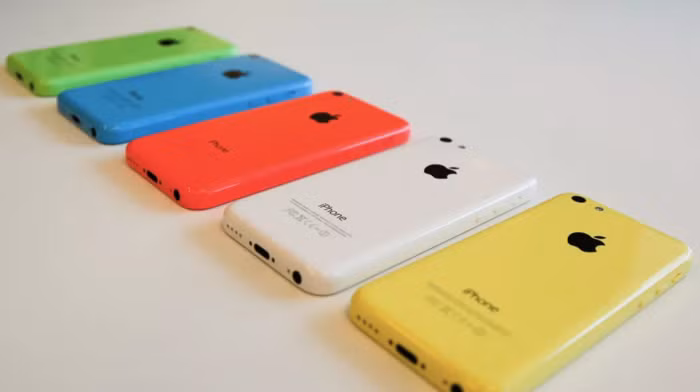 iPhone 5C có thiết kế “tắc kè hoa” cùng thân máy bằng nhựa. (Ảnh: CNET)