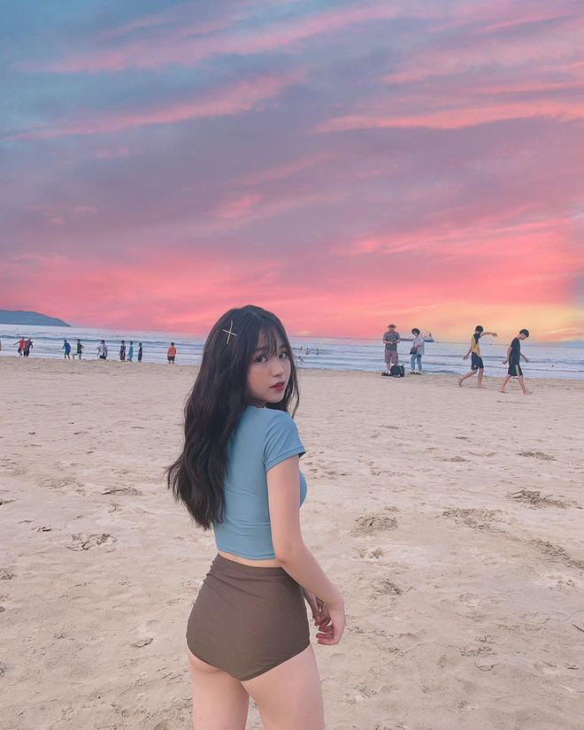 Cô gái xinh đẹp này từng lên báo Trung vì sở hữu chiều cao khiêm tốn nhưng thân hình lại nóng bỏng, xinh đẹp.