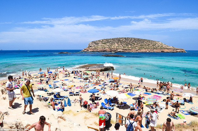 Theo các chuyên gia, biển Cala Conta ở phía tây Ibiza mang đến vẻ thuần khiết với ánh sáng, cát mịn và màu nước xanh trong vắt. Phía trước mắt là một hòn đảo khác, đảo Illa des Bosc.