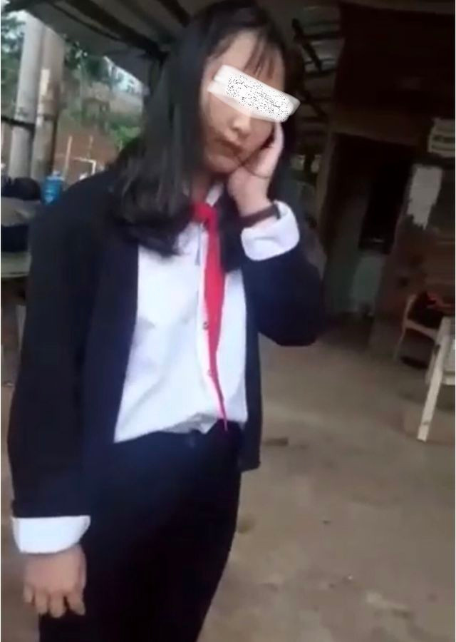 Dù bị hứng gần 20 cái tát nhưng nữ sinh vẫn đứng im chịu đòn vì bị các bạn đe dọa. Ảnh cắt từ clip.