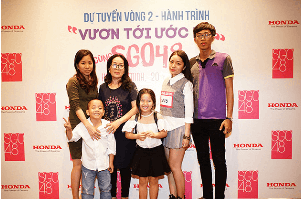 Bạn thí sinh được cả gia đình hộ tống đi thi tuyển.