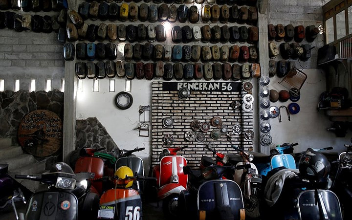 Ngoài Vespa “độ”, lễ hội ở Kediri cũng dành không gian trưng bày những chiếc Vespa cổ.