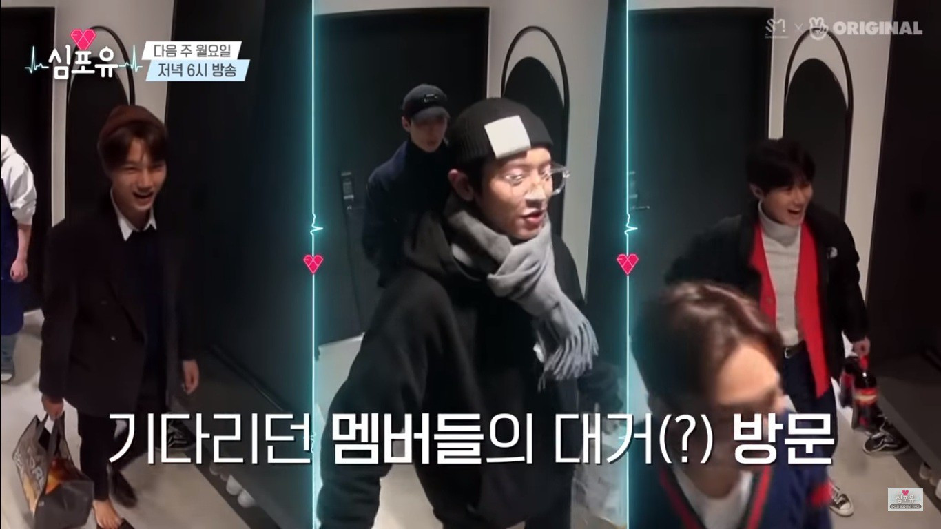 Người nào cũng mang quà mừng tân gia