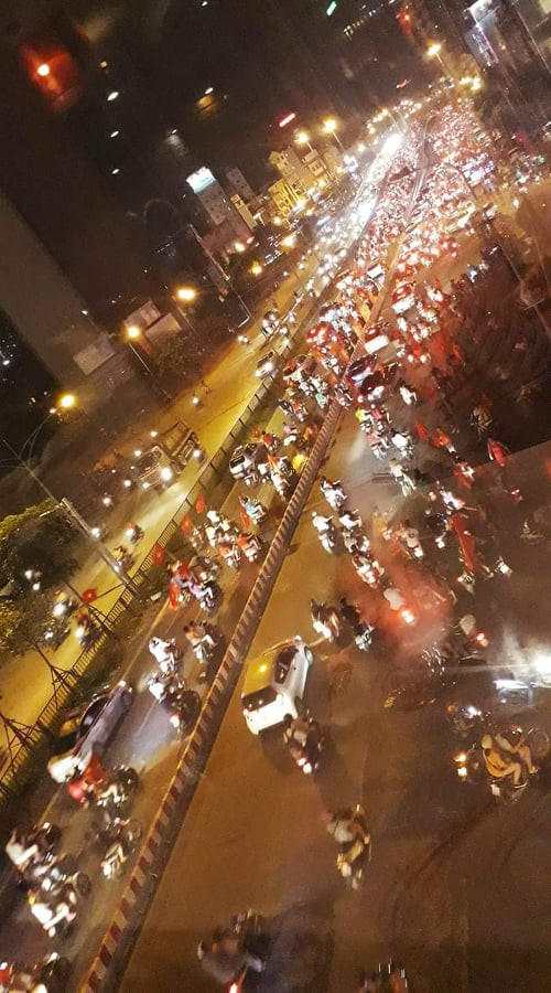 Đây sẽ là một đêm đầy cảm xúc với người hâm mộ nước nhà trước khi dõi theo Olympic Việt Nam trong trận bán kết sắp tới (Ảnh: Hoàng Thùy Chi).