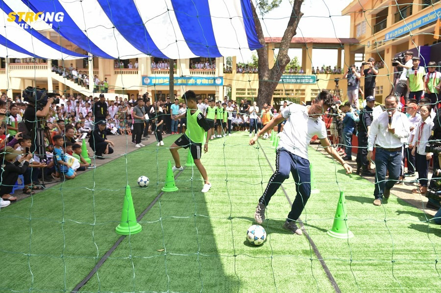 Phần thi gay cấn khiến những khán giả xung quanh hò reo.