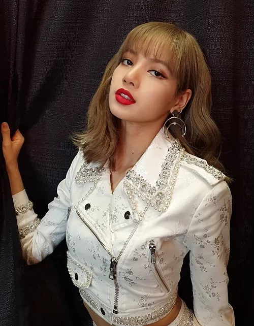 Vốn đã sở hữu gương mặt cuốn hút xinh như búp bê, Lisa (Black Pink) càng thêm ấn tượng với kiểu đánh son này.