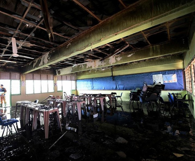 Một hội trường bị cháy rụi.