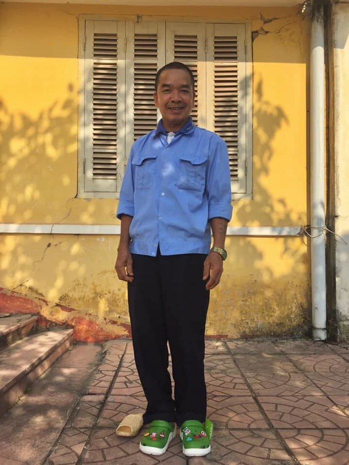 Đôi dép màu xanh cực kỳ nổi bật.