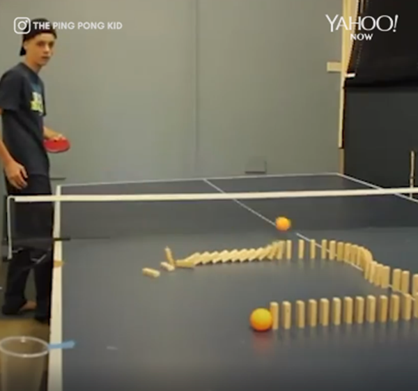 Quả bóng sẽ làm cho đường xếp hình đổ sập mà rồi quả bóng bên kia sẽ rơi đúng cái cốc.