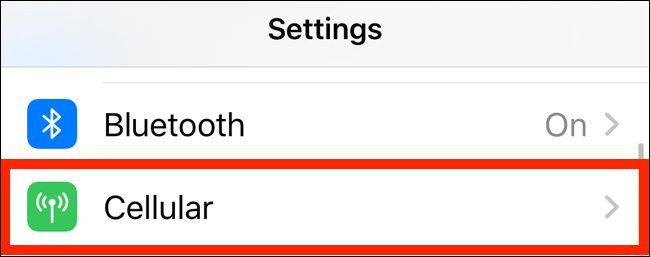 Để bật Chế độ dữ liệu thấp cho kết nối Celluar Data (Dữ liệu di động), bạn mở ứng dụng Settings (Cài đặt) của iPhone, và chọn tùy chọn Cellular (Di động).
