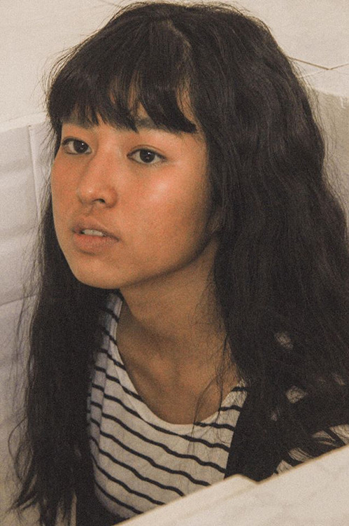 Trong một bộ hình, Khánh Vân từng tự tin khoe mặt mộc hoàn toàn và nhận được nhiều lời khen về đường nét. Nữ diễn viên cho biết, ở đời thường cô cũng chỉ dùng mỗi son môi.