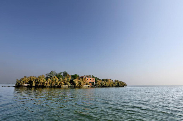 Hòn đảo nhỏ này nằm tại một đầm phá ở Venice, từng là trạm phát thanh liên lạc của Hải quân. Sau đó, nó trở thành tài sản tư nhân và hiện đang bị bỏ hoang.