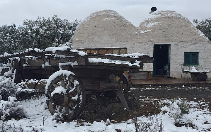 Tuyết rơi bất thường phủ trắng vùng Western Cape của Nam Phi khi đáng lẽ đây là thời điểm ấm ấp của tiết trời Xuân. Ảnh: Facebook Osfontein Gastepalaas.