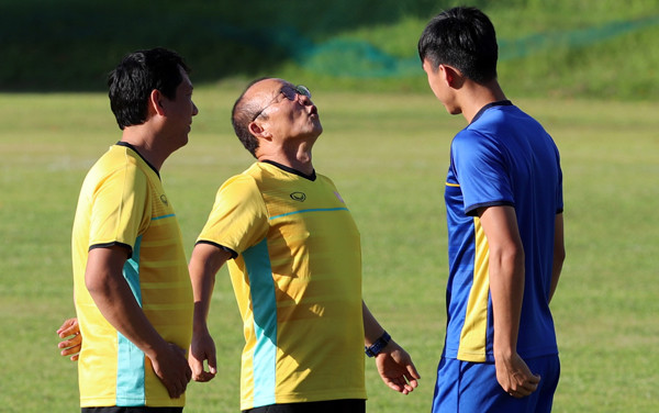 Trên sân tập, khán giả nhiều lần chứng kiến những khoảnh khắc đùa vui của thầy Park với học trò...