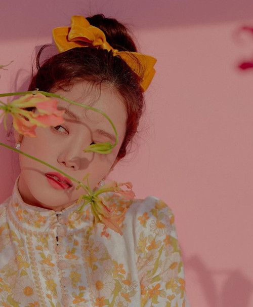 Bên cạnh Lisa thì Jisoo cũng được các stylist cho dùng nơ to bản cùng tông với váy. Nhưng nếu Lisa thả tóc xõa dịu dàng thì Jisoo lại được búi cao tạo vẻ tiểu thư thanh lịch.