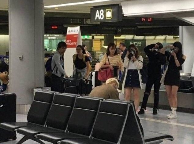 Một người ngồi, mười người chụp ảnh là có thật này.