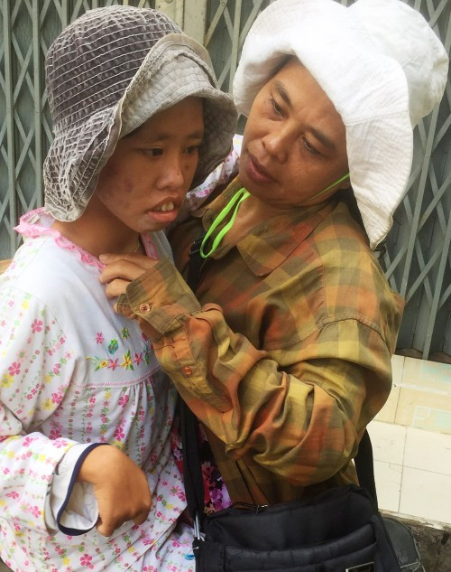 Cô gái 17 tuổi ngày ngày ngồi trên xe đạp mẹ chở khắp Sài Gòn ảnh 1