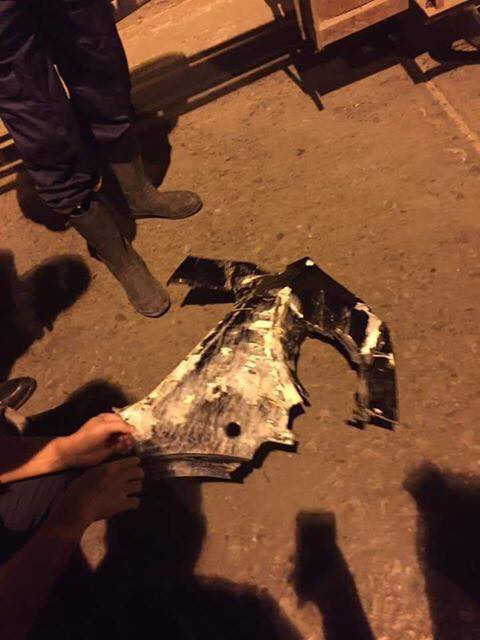 Một bộ phận nghi của chiếc xe rơi xuống sông.