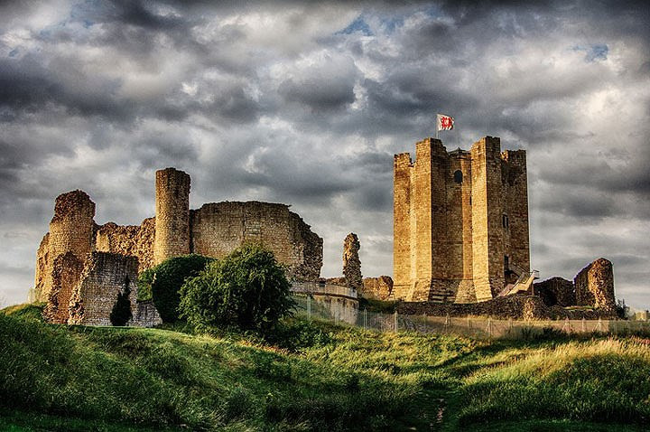 Đất nước giàu tính lịch sử: Dù đất nước Anh có diện tích không lớn nhưng lịch sử nước Anh nổi tiếng thế giới. Bạn có thể thăm tháp London, đi bộ quanh các tàn tích lâu đài cổ, khám phá Stonehenge thời tiền sử hoặc xem ngôi làng Saltaire thời Victoria... khi đến thăm đất nước này. (Ảnh lâu đài Conisborough, Darren Flinders/Flickr).