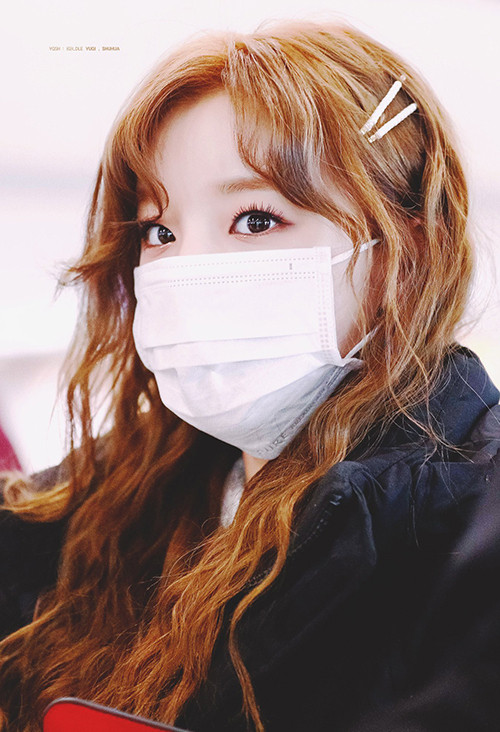 Đôi mắt chuốt mascara kỹ lưỡng, phủ màu nhũ giúp Yuqi (G)I-DLE luôn xinh trong mọi hoàn cảnh.